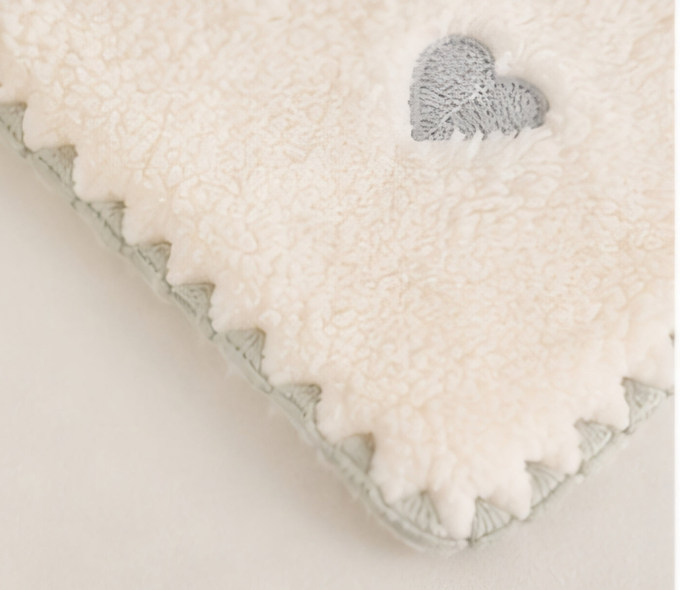 Couverture bébé Polaire Moumoute – Petits Cœurs 🤍